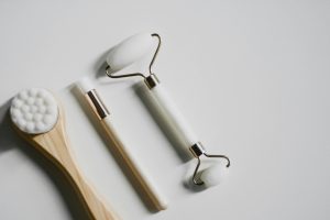 routine de brossage à sec pour le visage