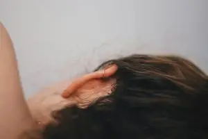 points noirs dans les oreilles